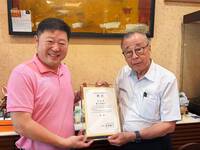 有圖為證！ 廖了以接下張峻「花蓮改革治理聯盟顧問」聘書