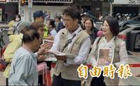 沈伯洋化身「派報生」！快閃捷運站 街頭發《順報》