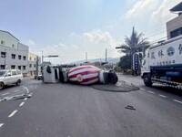 混凝土車上坡衝過頭 過彎翻車水泥「全吐光」