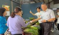 又被嗆！ 柯文哲在彰化伸港菜市場拜票 民眾嗆「衰小」