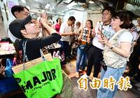 直擊》沈伯洋捲起「洋流」 面對追隨者琳瑯滿目贈品幕僚這樣做