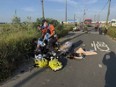 特斯拉撞機車  台南夫妻雙載噴飛「夫死妻重傷」