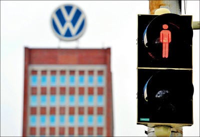 中英對照讀新聞》Volkswagen profits drop 10% as embattled automaker considers massive job cuts 處境艱難的汽車製造商福斯利潤下滑10％，考慮大裁員