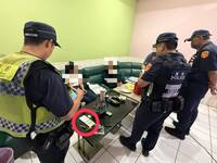 桌遊店包廂爽拉K！里港警查獲5嫌 業者恐遭停業