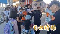 萬人登島安全帽不能少！ 東港警碼頭宣導「小琉球島嶼交通公約」