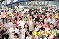 圖輯》洋流慧聚！沈伯洋、蘇巧慧新莊合體 人潮爆棚畫面曝