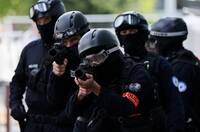 逾7萬人上街抗議！法國教育危機延燒 學校被砸、警局遭縱火