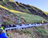 誇張！賓士車停半路看合歡山日出 擋住200部車讓公路變停車場