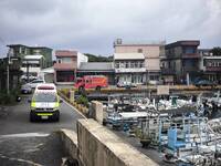 東北角外海遊艇翻覆4人落海  澳底海巡隊救起3人1人仍失蹤