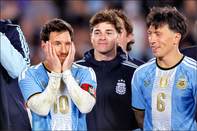 中英對照讀新聞》Argentina bids Messi farewell in final national team match, ending an era阿根廷結束梅西時代 在國家隊最終戰後向他道別
