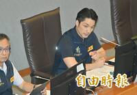 「松山機場就是蔣萬安的榻榻米！」沈榮欽神比喻：零分考卷全塞進去