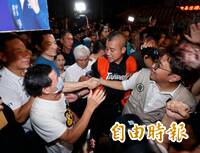 貼臉開大！萬華宮廟餐會遇蔣萬安 沈伯洋下戰帖遞辯論邀請書