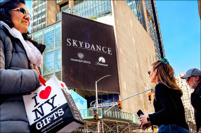 中英對照讀新聞》Paramount wraps up mega Warner Bros merger to create Hollywood powerhouse Skydance派拉蒙完成與巨擘華納兄弟合併案 打造出好萊塢強權天舞