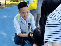 公園巧遇「曾教練」！曾聖凱陪童追泡泡、教練魂上身親授直排輪