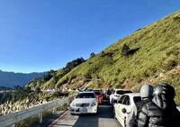 賓士車違停癱瘓合歡山交通 警將依刑法函請檢方偵辦