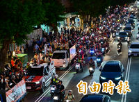 沈伯洋車掃驚見貪食蛇「綿延長15分鐘」 支持者看這1幕卻怒了！