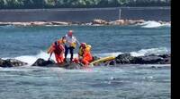 萬里釣客撿釣竿不慎遭浪衝走！ 海巡隊員礁岩區內冒險救援