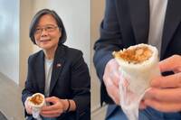 吃完秒昏睡回台？ 蔡英文搭機前狂嗑「飽ㄎㄧㄤ飯糰」笑翻全網