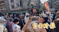 搶長者票！沈伯洋北投自強市場拜票爆人潮 他們菜放一邊先追星