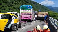 蘇花改5車連環撞 小客車遭貨車、大客車夾擊 5人送醫1不治