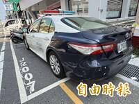 獨家》車停格內竟被開紅單！駕駛挨罰氣炸 直擊警車也「這樣停」