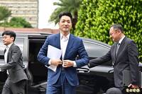 蔣萬安赴行政院會談松機遷建不給提問 網酸：這題沒背到拒答
