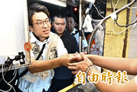沈伯洋深夜掃街遇小朋友「約戰」陀螺 「1動作」太細心