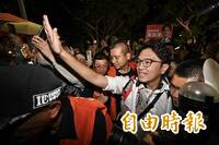 沈伯洋士林夜市掃街逾4小時　深夜貼心「靜音擊掌」