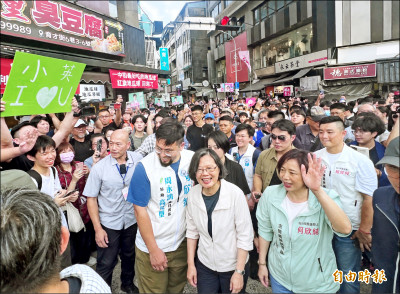 陪何欣純造勢 小英旋風橫掃台中
