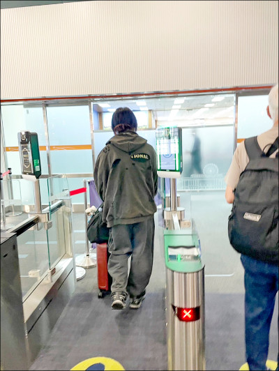 秀捏頭照 配文「小小賴清德拿下」 中生驅逐出境 禁入境5年