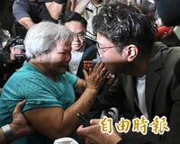沈伯洋社子島參香 阿嬤淚崩跪求：照顧社子窮苦人們