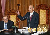黃國昌列綠營老人健保補助政見 律師提這些論點反駁