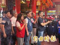 蔣萬安遇2寶爸學弟要合照 近距離突襲稱「這次支持沈伯洋」