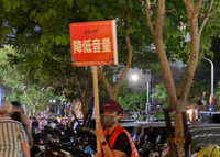 沈伯洋車掃出現「超現實」場景 民生社區居民：洋流水準非常高！