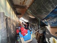 小貓受困汽車引擎室 大園警暖心救援助「喵」脫困