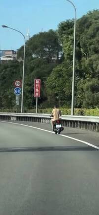 國道驚見「全裸騎士」警方調監視器通知到案