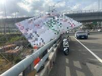 苗栗強風吹倒選舉看板！女騎士疑遭固定繩勒脖摔車送醫