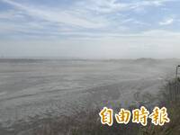 雲林沿海飆10級陣風！台西舊工寮屋頂吹掀 濁水溪揚塵達橘色警示
