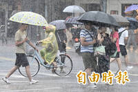 中颱薔琵暴風圈罩全台！明後天東北部豪雨狂炸、台東焚風飆36度