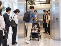 LTN投票箱》推娃娃車老是搭不上電梯  旁人該禮讓嗎？