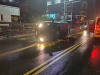薔琵颱風雨勢不斷  苗栗男疑視線不良擦撞分隔島翻車