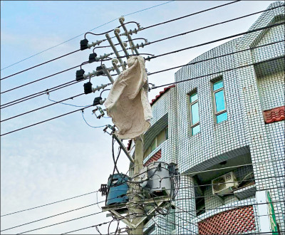 薔琵颱風逼近》彰化大看板倒塌險砸車 棉被吹上電桿