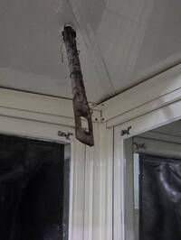 恐怖颱風夜！隔壁建案鷹架吹飛「直接插破天花板」住戶嚇傻
