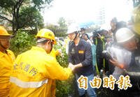 蔣萬安勘災撿樹枝！官員脫口「市長要『體驗』選這個」露餡網氣炸