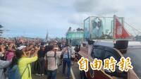 洋流到新竹！沈伯洋、莊競程車掃 支持者塞爆南寮漁港