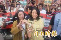 車掃掃出粉紅泡泡！沈伯洋、莊競程夫妻檔「1甜蜜互動」閃翻全網