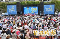 蔣萬安造勢場喊5萬人 網驚：敦化國中操場有「異空間」？
