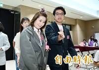 沈伯洋3號！市民主委Lydia代抽  戴「洋流號船員證」亮相