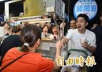 蔣萬安內湖737夜市掃街「握手遭拒」   店家嫌吵：沈伯洋都會慢慢走