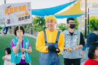 萬聖節變裝去拉票！ 彰化3選將路口拜票、公園送芭蕉
